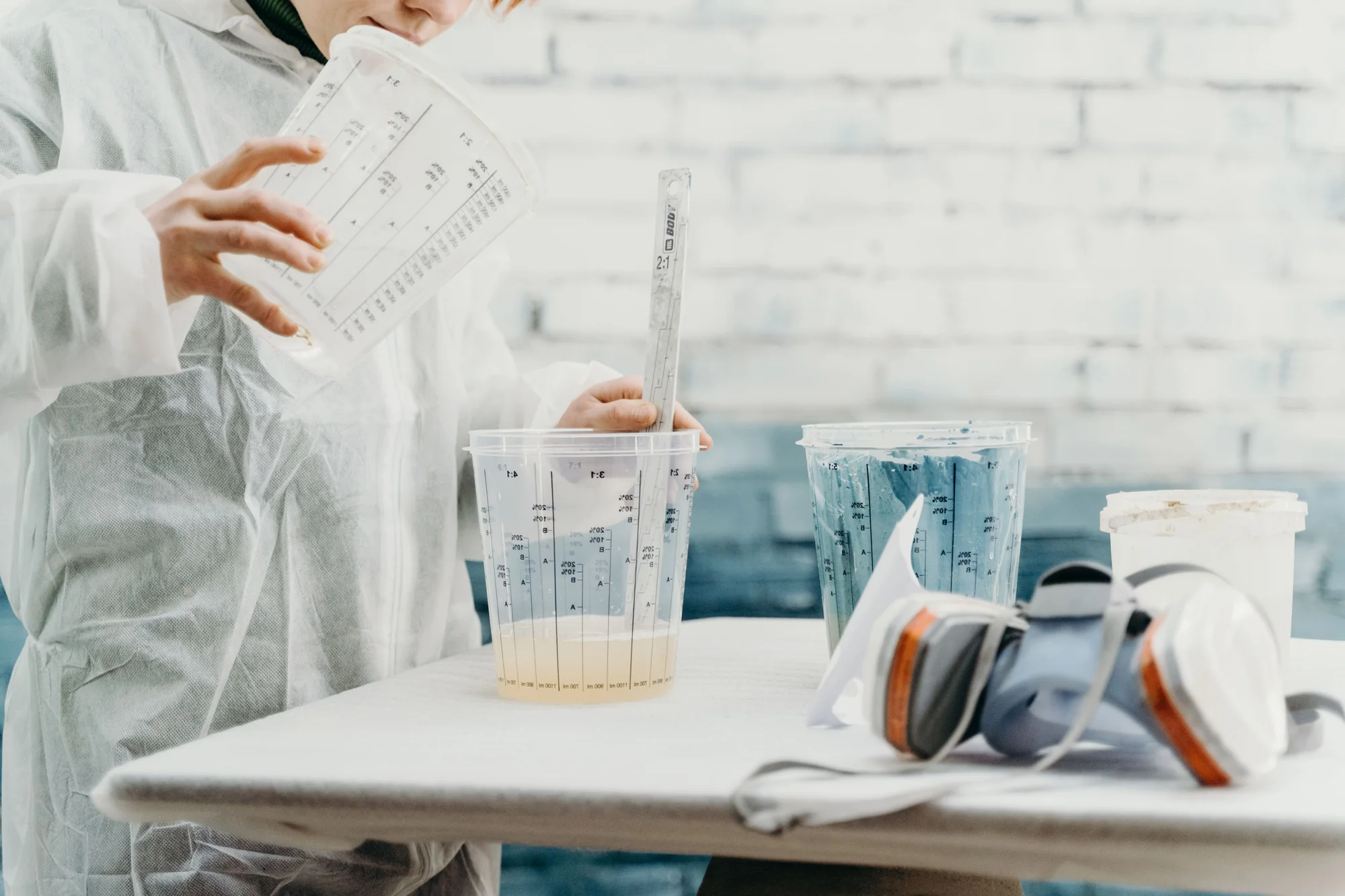 Preparación de pintura con vasos de mezcla y material de protección